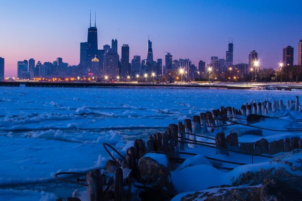 Inverno Chicago nella sfera delle lanterne. Vista dall acqua