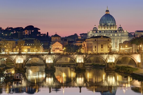 Italia nocturna en el reflejo del agua