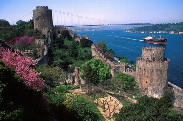 Alte torri di Istanbul vicino al fiume