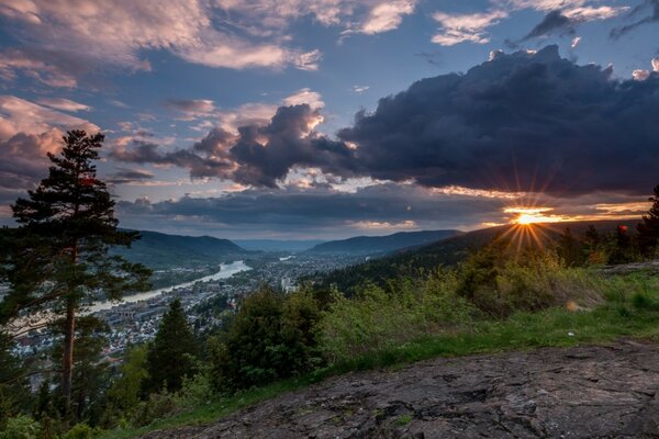 Coucher de soleil en Norvège. Montagnarde