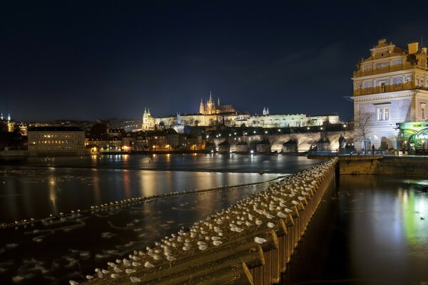 Città notturna di Praga nella Repubblica Chuvash