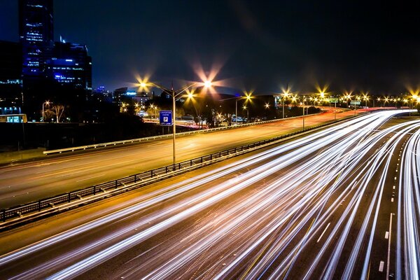 Autopista nocturna a gran velocidad