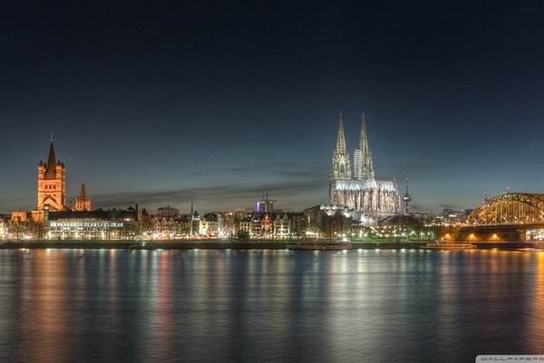 Panorama auf die Nachtstadt vom Rhein aus