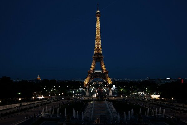 Der Eiffelturm als Lichter der Nacht von Paris