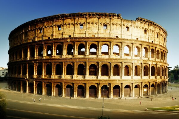 El Coliseo romano a la luz del sol