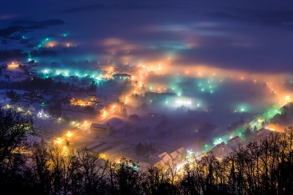 Ville de nuit brumeuse avec des hauteurs