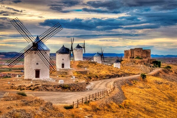 Molinos a lo largo de la carretera bajo las nubes en España