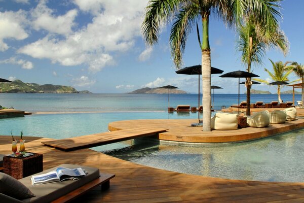 Hôtel de luxe avec piscine et palmiers