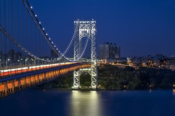 Hermosa vista nocturna del puente de nueva York