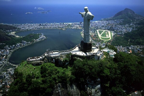 La famosa estatua de río de Janeiro junto al mar