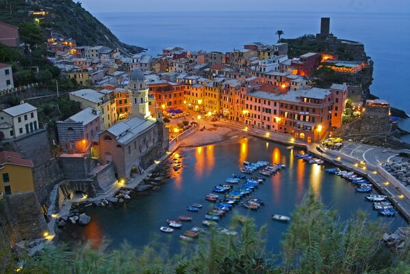 Vista serale italiana di Vernazza