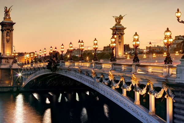 Мост в вечерних огнях во Франции