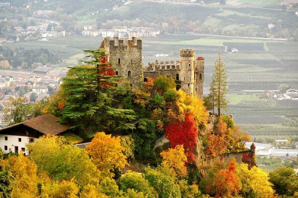 Tout en or d automne flotte le château au-dessus de la montagne