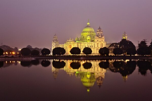 Éclairage de nuit du palais en Inde