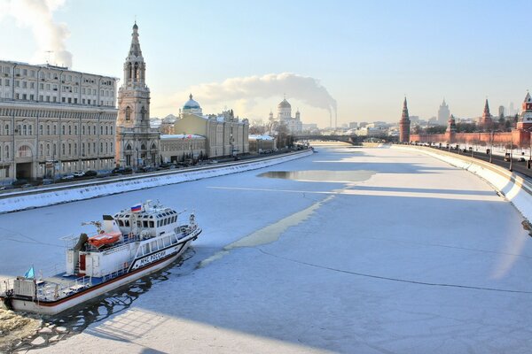 Winter Moskau mit gefrorenem Fluss