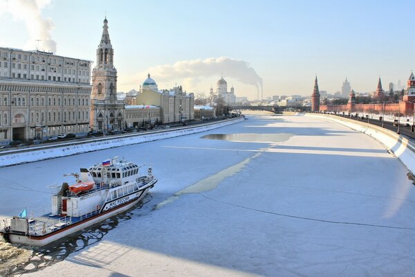 Зимняя Москва с замороженной рекой