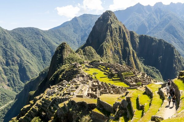 Antigua ciudad peruana bajo el cielo