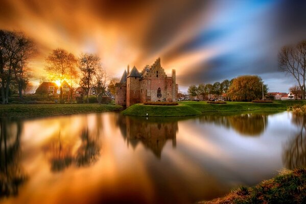 Reflexion des Schlosses im niederländischen See