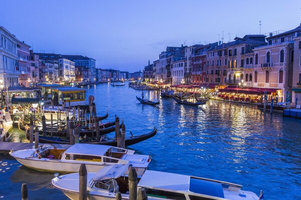 Le calme Italien de la Marina de nuit