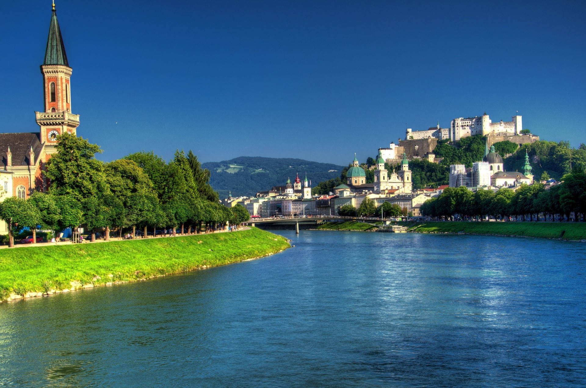 salzburg kathedrale salzach fluss bäume sperrung brücke hallstatt österreich uferpromenade