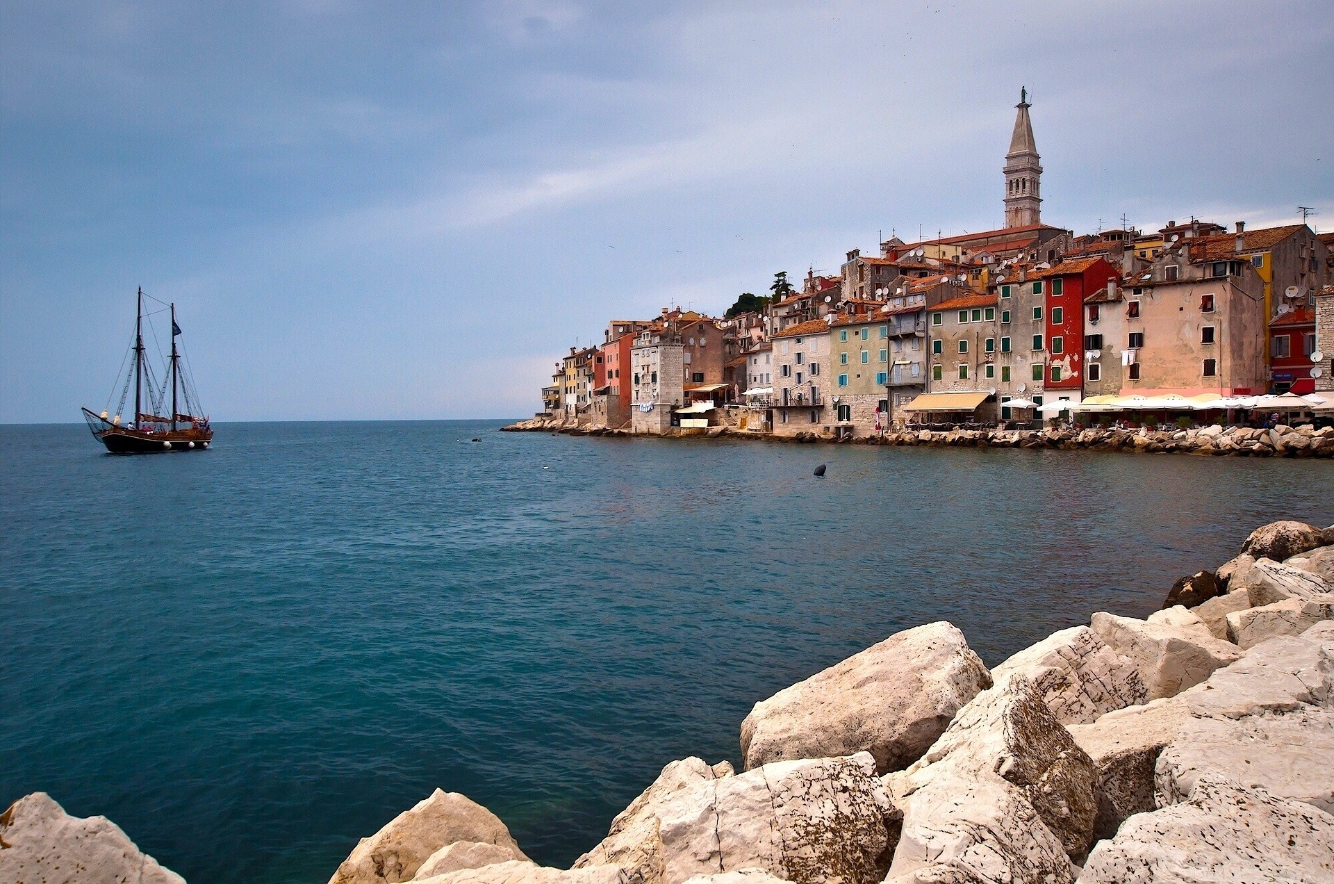 rovinj mar adriático croacia piedras mar istria edificio paseo marítimo yate