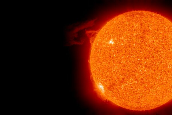 Glühende, helle, flammende Sonne im Weltraum