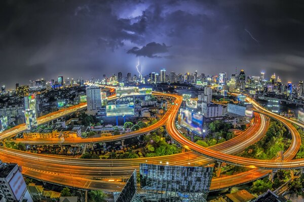 Tormenta eléctrica en el pintoresco Bangkog