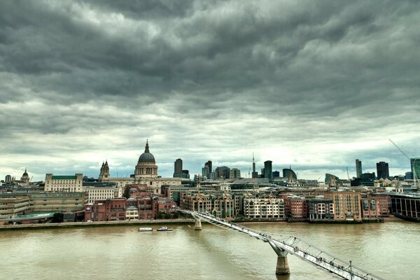 Pont de Londres sur la rivière. Paysage urbain