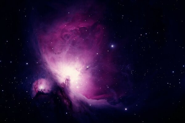 Różowo-fioletowa Gromada światła w atmosferze
