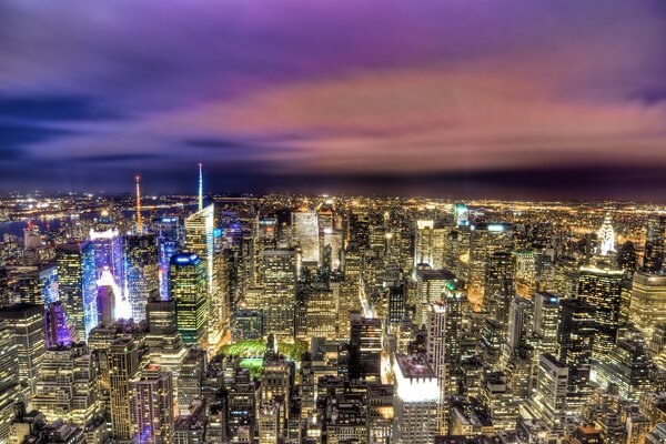 Die Lichter von New York City im Hintergrund des Sonnenuntergangs