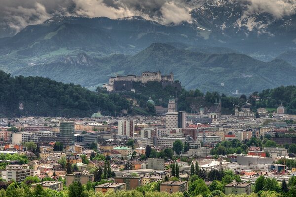 Österreichs große Berge außerhalb der Stadt