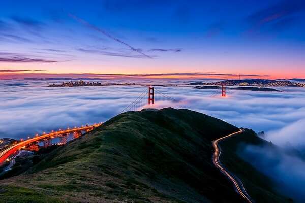 Lichter durch den Nebel in San Francisco