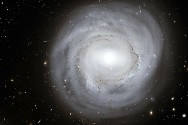 An immense galaxy in the midst of stellar space