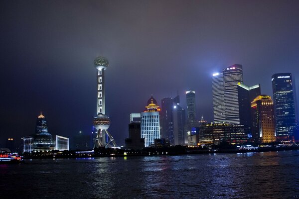 Vista della notte di Shanghai vicino all acqua