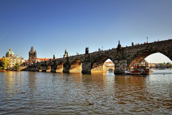 Мост на реке в чехии в городе праге