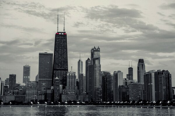 Monochrome Schönheit der Wolkenkratzer in Chicago