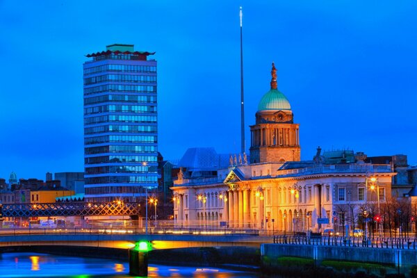 Lumières de la nuit de Dublin sur la rivière