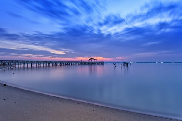 Coucher de soleil de nuit sur une jetée dans la baie des États-Unis