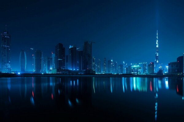 Reflejo en el agua de las luces nocturnas de Dubai