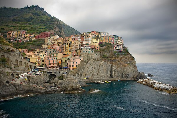 Ville lumineuse en Italie debout sur une falaise