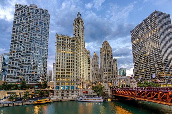 Rascacielos frente al mar en Chicago, Illinois