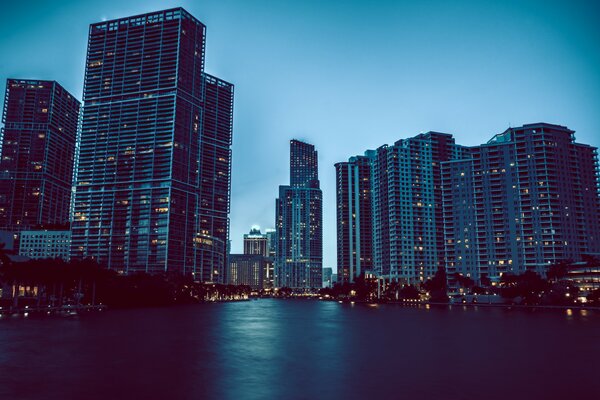 Casas en Miami por la noche
