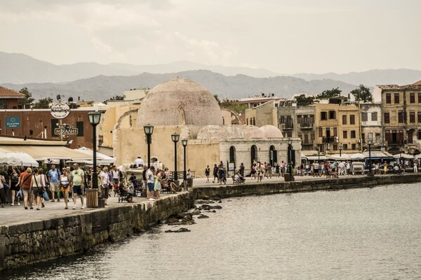 Promenade avec des gens en Grèce. Été