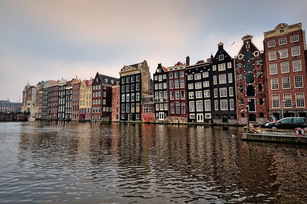 Wohnhäuser in der Stadt Amsterdam und Wasser