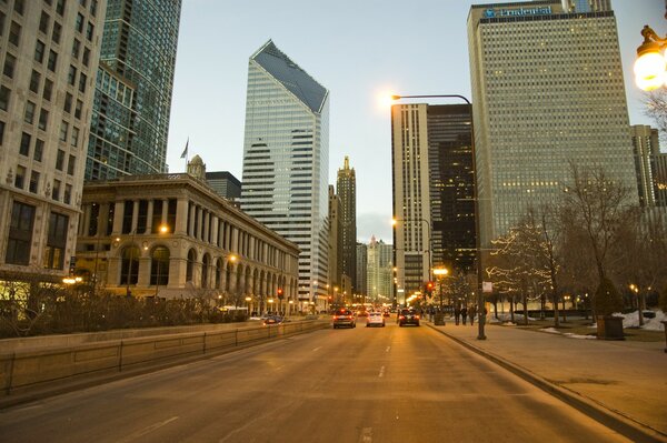 Strada tra grattacieli a Chicago