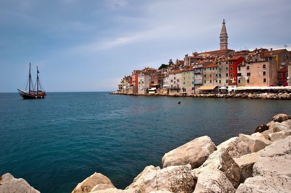 Mar Adriático en Croacia en el paseo marítimo con yates