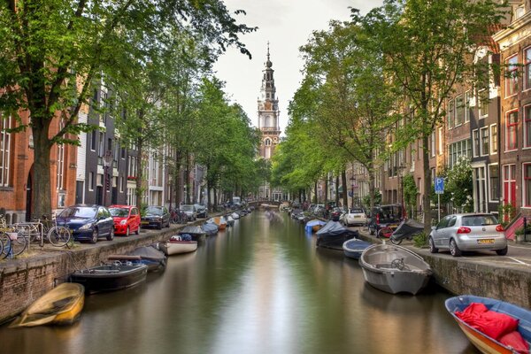 Amsterdam und Boote auf dem Wasser