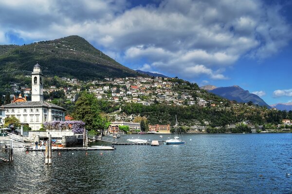 Paisaje italiano, mar de montaña y yates