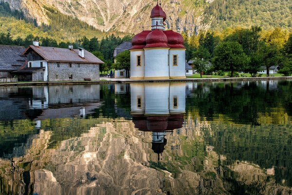 Église avec des dômes rouges en Bavière au milieu de la nature enchanteresse