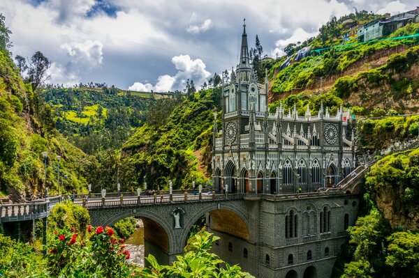 Zamek w górach wśród zieleni w Kolumbii